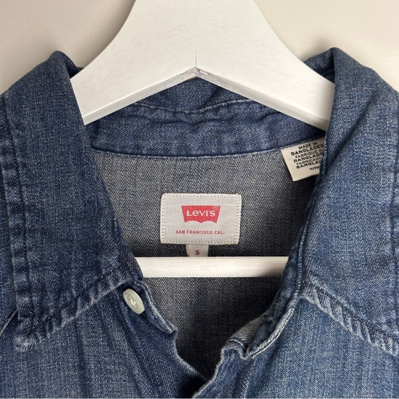Men’s Denim Levi’s Shirt - Small *Like New - Picture 3 of 4